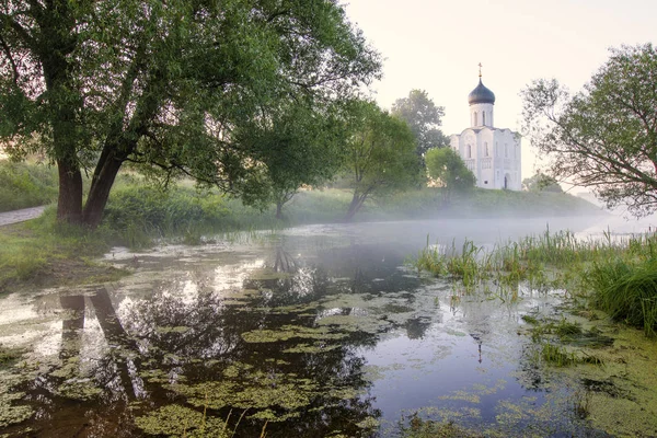 Cerkiew opieki na Nerl, sunrise i mgła. Vladimir region — Zdjęcie stockowe