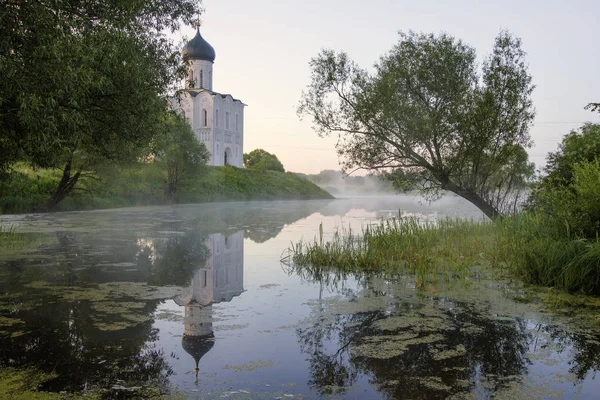 Cerkiew opieki na Nerl, sunrise i mgła. Vladimir region — Zdjęcie stockowe