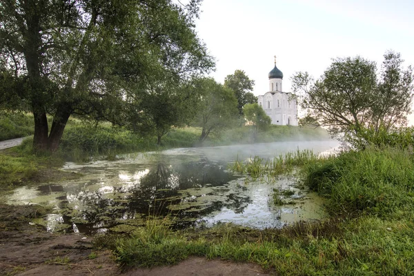 Cerkiew opieki na Nerl, sunrise i mgła. Vladimir region — Zdjęcie stockowe