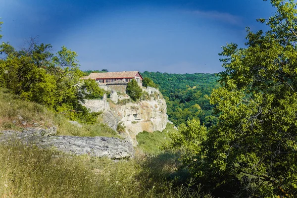 La citta di caverna di Chufut-Kale, il Crimea, distretto di Bakhchsarai . — Foto Stock