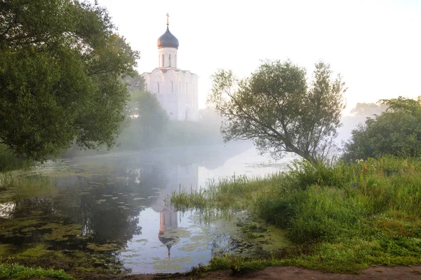 The Church of the Intercession on the Nerl, sunrise and fog. Vladimir region — Stock Image The Church of the Intercession on the Nerl, sunrise and fog. Vladimir region Stock Image