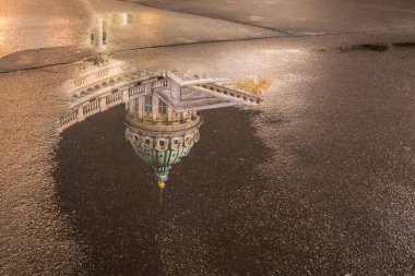 Kazan Katedrali, St. Petersburg'da akşam yağışlı. Yansıması 