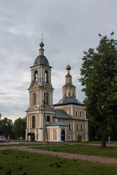 Ryssland, Uglich, juni 27, 2015: Kazan kyrkan i Uglich. Guldring i Ryssland — Stockfoto