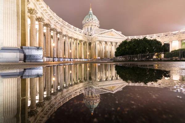 Catedral de Kazan, noite chuvosa em São Petersburgo. Reflexão — Fotografia de Stock