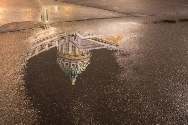 Kazan Katedrali, St. Petersburg'da akşam yağışlı. Yansıması 