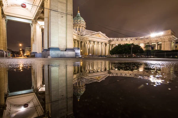 Kazan Katedrali, St. Petersburg'da akşam yağışlı. Kazan Katedrali yansıması