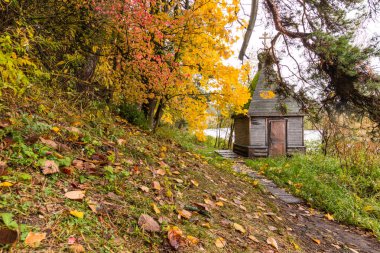 Rus ahşap kilise sonbahar parkta. Manor 
