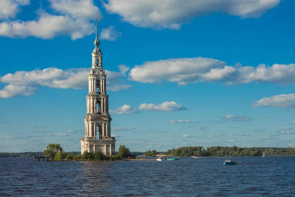 Россия, Тверская область. Калязинская колокольня: затопленная церковь — стоковое фото