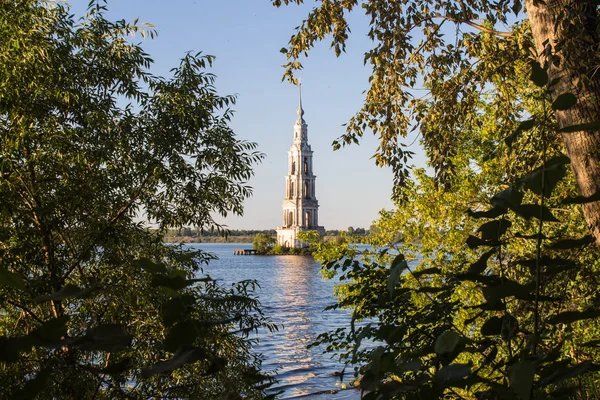 Россия, Тверская область. Калязинская колокольня: затопленная церковь на закате — стоковое фото