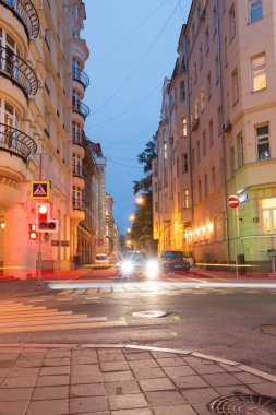 Rusya, Moskova, 10 Ekim 2017: Ataerkil gölet yalak sonbaharda Moskova sokaklarında yürüyüş alacakaranlıkta