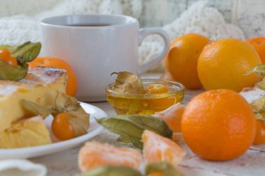 Mandalina ve physalis ile süzme peynir güveç. Sabah çay