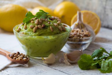 Guacamole avokado sarımsak, limon ve sedir üzerinden fındık