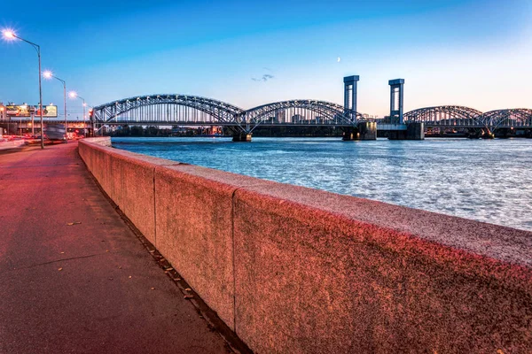 Russland, st. petersburg, 25. oktober 2017: finnische eisenbahnbrücke — Stockfoto