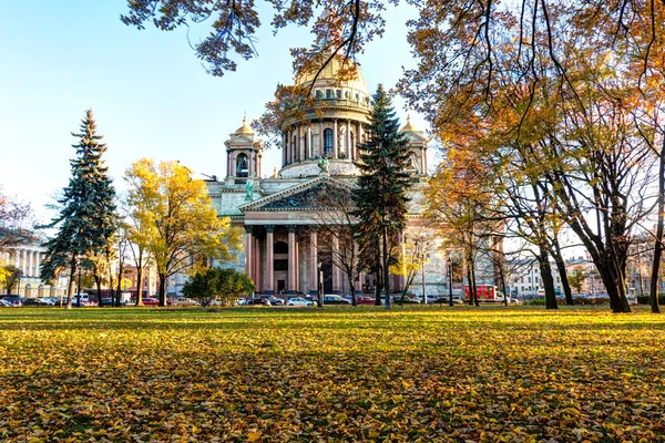 Rusia, San Petersburgo, 25 de octubre de 2017: Catedral de San Isaac — Foto de Stock