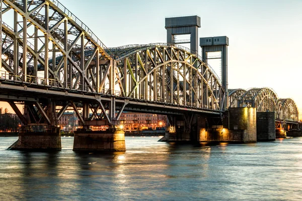 Rusia, San Petersburgo, 25 de octubre de 2017: Finlandia puente ferroviario —  Fotos de Stock