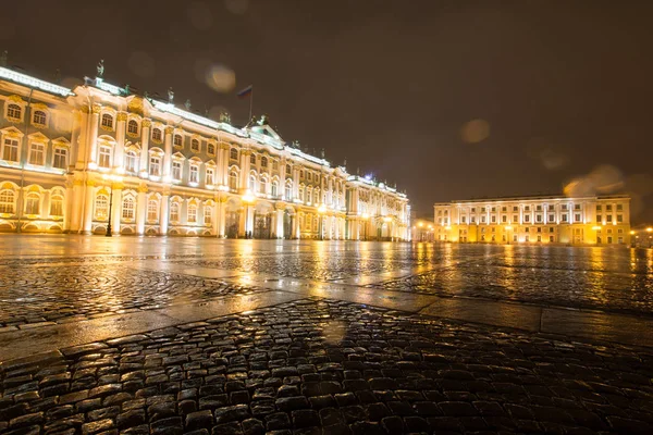 São Petersburgo, Rússia, 26 de outubro de 2016: The State Hermitage Museum, vista noturna de inverno — Fotografia de Stock