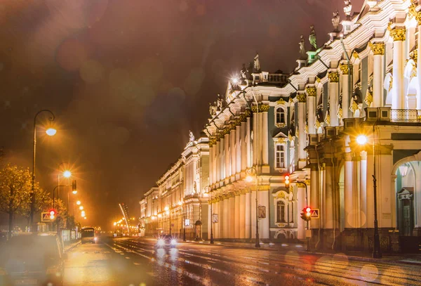 São Petersburgo, Rússia, 26 de outubro de 2016: The State Hermitage Museum. noite de inverno em Petersburgo — Fotografia de Stock