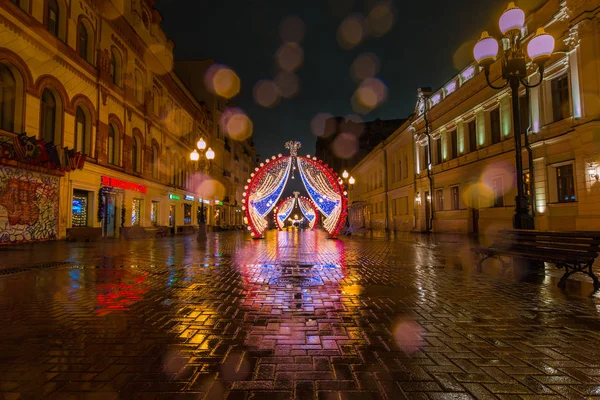 Moscou, Rússia, 18 de dezembro de 2017: Old Arbat, decorado para o Ano Novo, noite — Fotografia de Stock