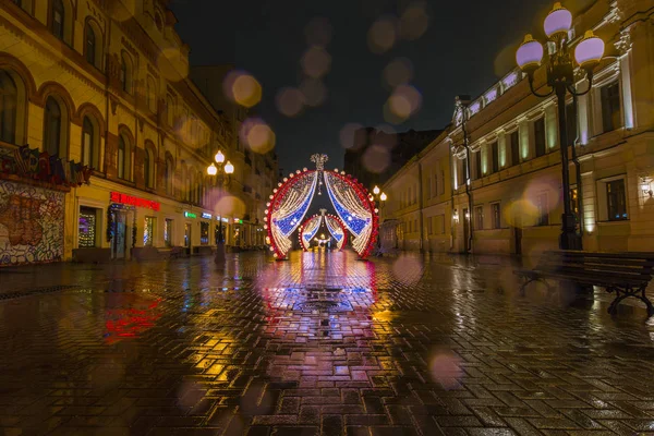 Moscou, Rússia, 18 de dezembro de 2017: Old Arbat, decorado para o Ano Novo, noite — Fotografia de Stock