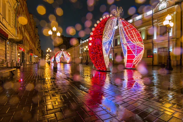 Moskova, Rusya, 18, Aralık, 2017: Yeni yıl için dekore edilmiş eski Arbat akşam