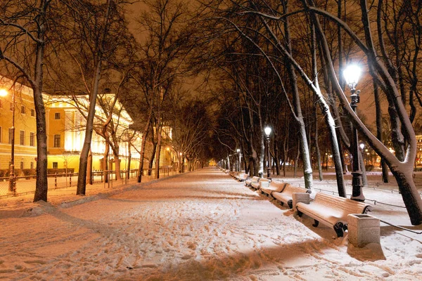 Sint-Petersburg, Rusland, wandeling door de stad van de sneeuw in de avond — Stockfoto