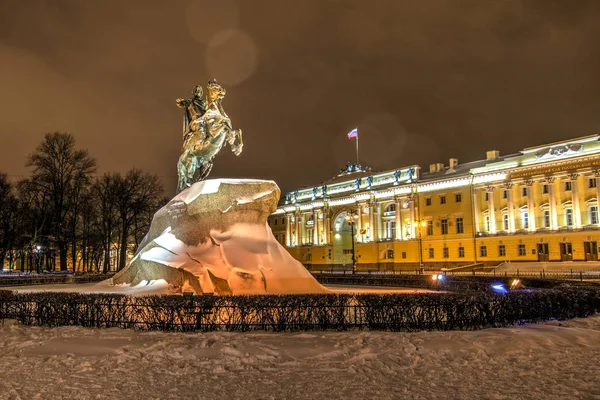 Saint-Petersburg, Rusya, 23, Aralık, 2017: anıt Peter ilk, gece kış Petersburg