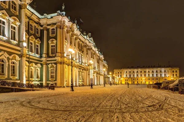 Sint-Petersburg, Rusland, 23 December, 2017: State Hermitage Museum, nacht Winters aanblik — Stockfoto