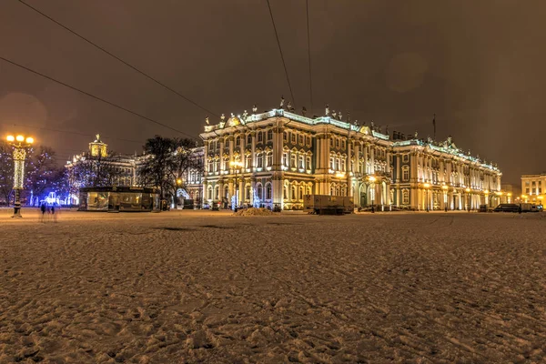 São Petersburgo, Rússia, 23 de dezembro de 2017: Museu Hermitage Estadual, vista noturna de inverno — Fotografia de Stock