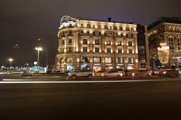 MOSCÚ, RUSIA - 8 DE ENERO DE 2016: Año Nuevo y decoración navideña, calles nocturnas en Moscú — Foto de Stock