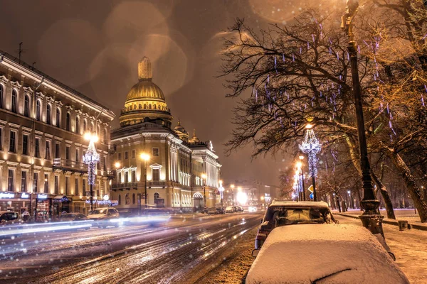Санкт-Петербург, Россия, 23 декабря 2017 г.: Исакиевский собор, вечерний вид в зимний день — стоковое фото