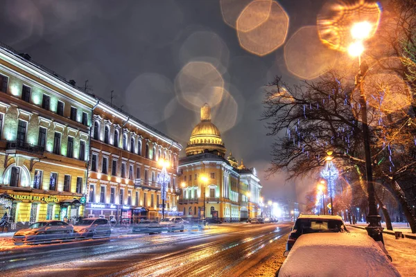 Санкт-Петербург, Россия, 23 декабря 2017 г.: Исакиевский собор, вечерний вид в зимний день — стоковое фото