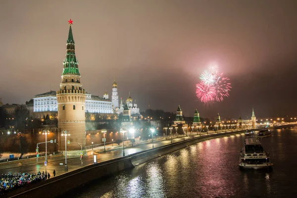 Новогодний фейерверк с Большого каменного моста. Новогоднее украшение, ночь Москва — стоковое фото