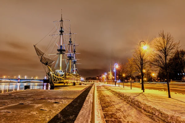 São Petersburgo, Rússia, 23 de dezembro de 2017: fragata "Grace" ao entardecer, dia de inverno — Fotografia de Stock