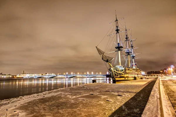 São Petersburgo, Rússia, 23 de dezembro de 2017: fragata "Grace" ao entardecer, dia de inverno — Fotografia de Stock