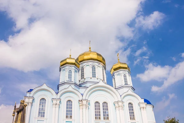 Rusia, Zadonsk, 15 de septiembre de 2015: Rusia, monasterio de Zadonsk, aldea rusa — Foto de Stock