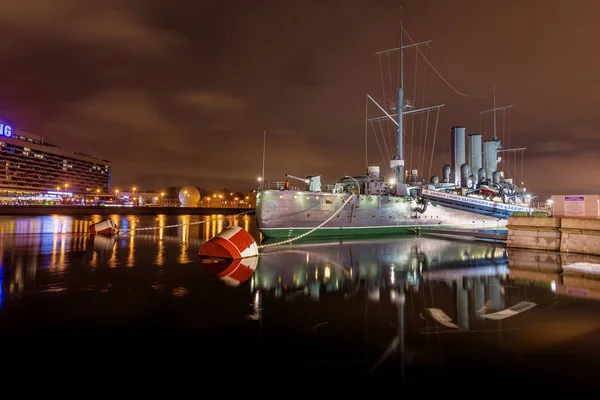 Rusia, San Petersburgo, 30 de diciembre de 2017: Crucero "Aurora" por la noche, noche de invierno —  Fotos de Stock