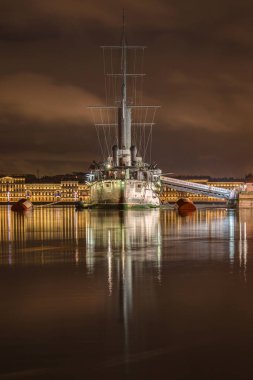 Rusya, Saint-Petersburg, 30, Aralık, 2017: kruvazör akşam, kış geceleri 