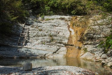 Dağ nehir ve doğal şelaleler. Rus güzel şelaleler Phada nehrinde yerleştirir