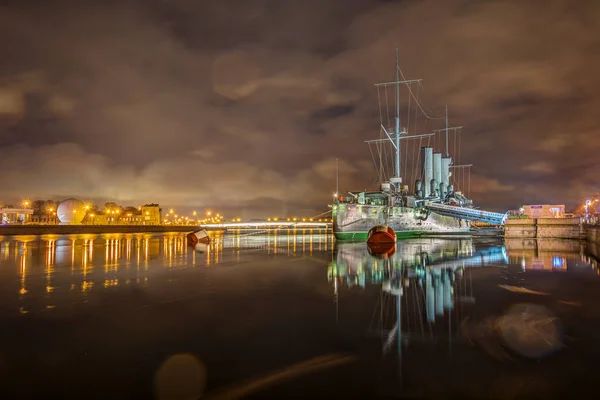 Rusia, San Petersburgo, 30 de diciembre de 2017: Crucero "Aurora" por la noche, noche de invierno —  Fotos de Stock