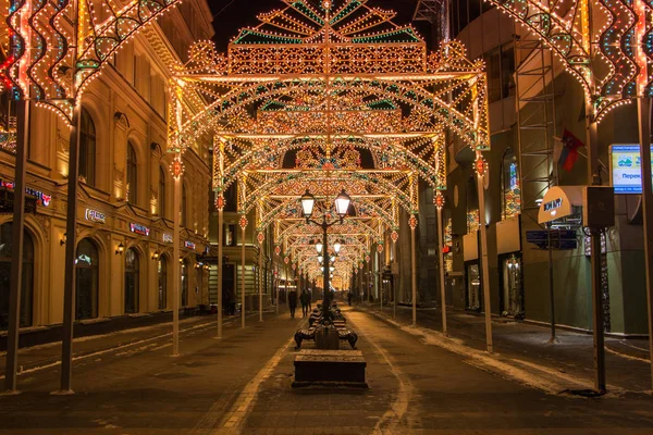 Moskova, Rusya - 13 Ocak 2017: Aydınlatma Nikolskaya Street, yeni yıl ve Noel dekorasyon