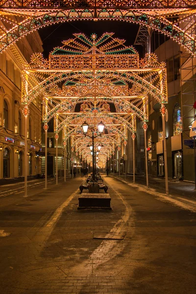 Moscow, Oroszország - január 13., 2017:Illumination a Nikolskaya Street, szilveszteri és karácsonyi dekoráció — Stock Fotó