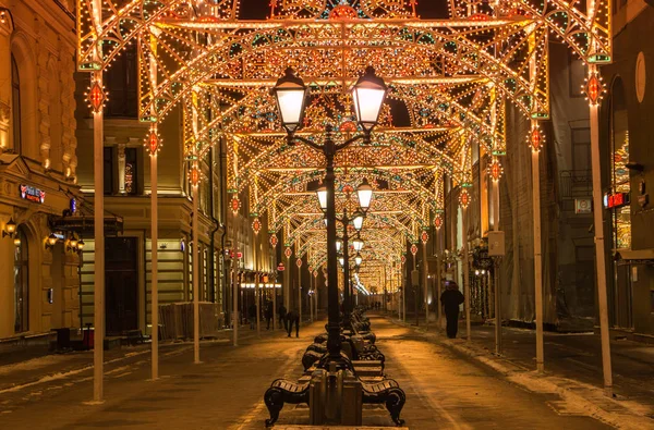 MOSCOW, RÚSSIA - JANEIRO 13, 2017: Iluminação na Nikolskaya Street, Ano Novo e decoração de Natal — Fotografia de Stock