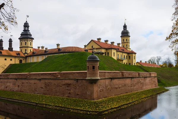 Białoruś, Nieśwież, 24 października, 2015 - zamek w Nieświeżu w jesieni — Zdjęcie stockowe