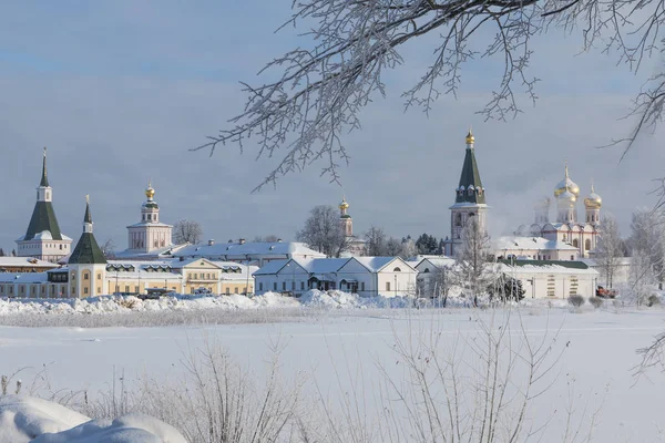 Monasterio Valdai Iversky en la mañana de invierno, helada. Valdai, región de Novgorod — Foto de Stock
