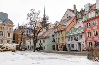 Riga, Letonya - 5 Ocak 2019: Tarihi kent Riga'da sokaklarında. Antik şehrin sokaklarında yürümek.