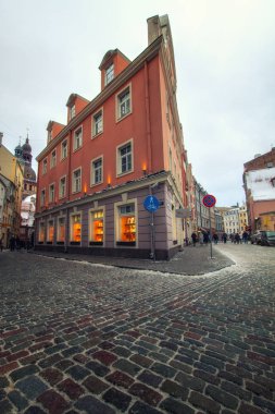 Riga, Letonya - 5 Ocak 2019: Tarihi kent Riga'da sokaklarında. Antik şehrin sokaklarında yürümek.