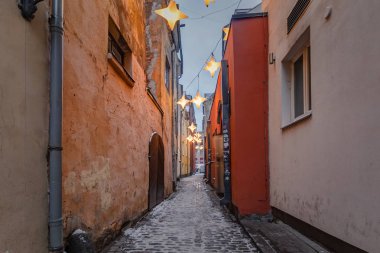 Riga, Letonya - 5 Ocak 2019: Riga dar sokakta Rozena sokaktır. Noel Letonya.