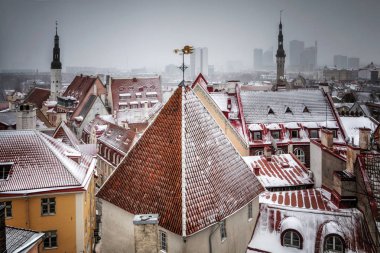 Cityscape Ortaçağ tarihi kent, St Olaf Baptist Kilisesi, Tallinn, Estonya ile. Uzun boylu güzel kış görünümü