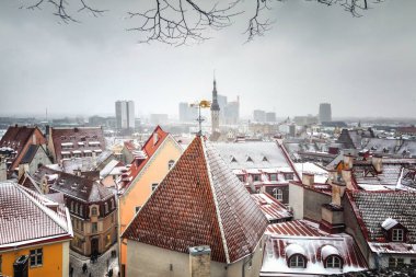 Cityscape Ortaçağ tarihi kent, St Olaf Baptist Kilisesi, Tallinn, Estonya ile. Uzun boylu güzel kış görünümü