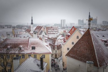 Cityscape Ortaçağ tarihi kent, St Olaf Baptist Kilisesi, Tallinn, Estonya ile. Uzun boylu güzel kış görünümü